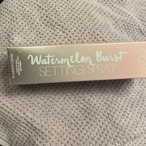 Never open setting spray